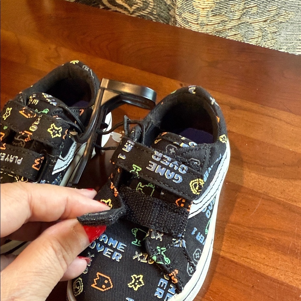 George Black Game-Themed Kids Sneakers Size 7 - Picture 3 of 9